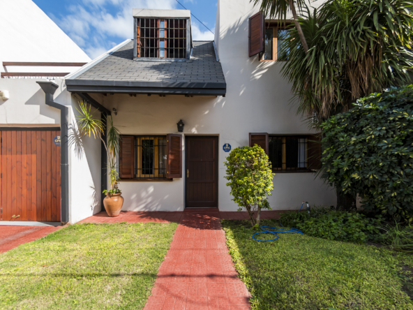 En pleno Barrio San Rafael, te espera esta casa en venta que combina lo mejor del ayer y de hoy: reciclada, renovada y pensada para acompañar nuevos comienzos. Ubicada en una de las zonas más tranquilas con excelente acceso y rodeada de servicios, esta casa reúne todo lo que buscas.